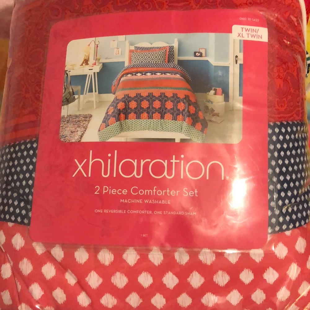 NWOT Twin XL 2 piece comforter set.